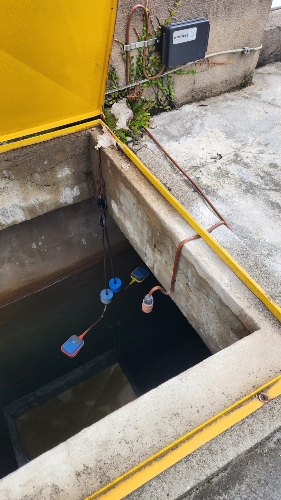 Sensor tipo haste instalado na abertura de inspeção de reservatório de concreto na laje — foto 10