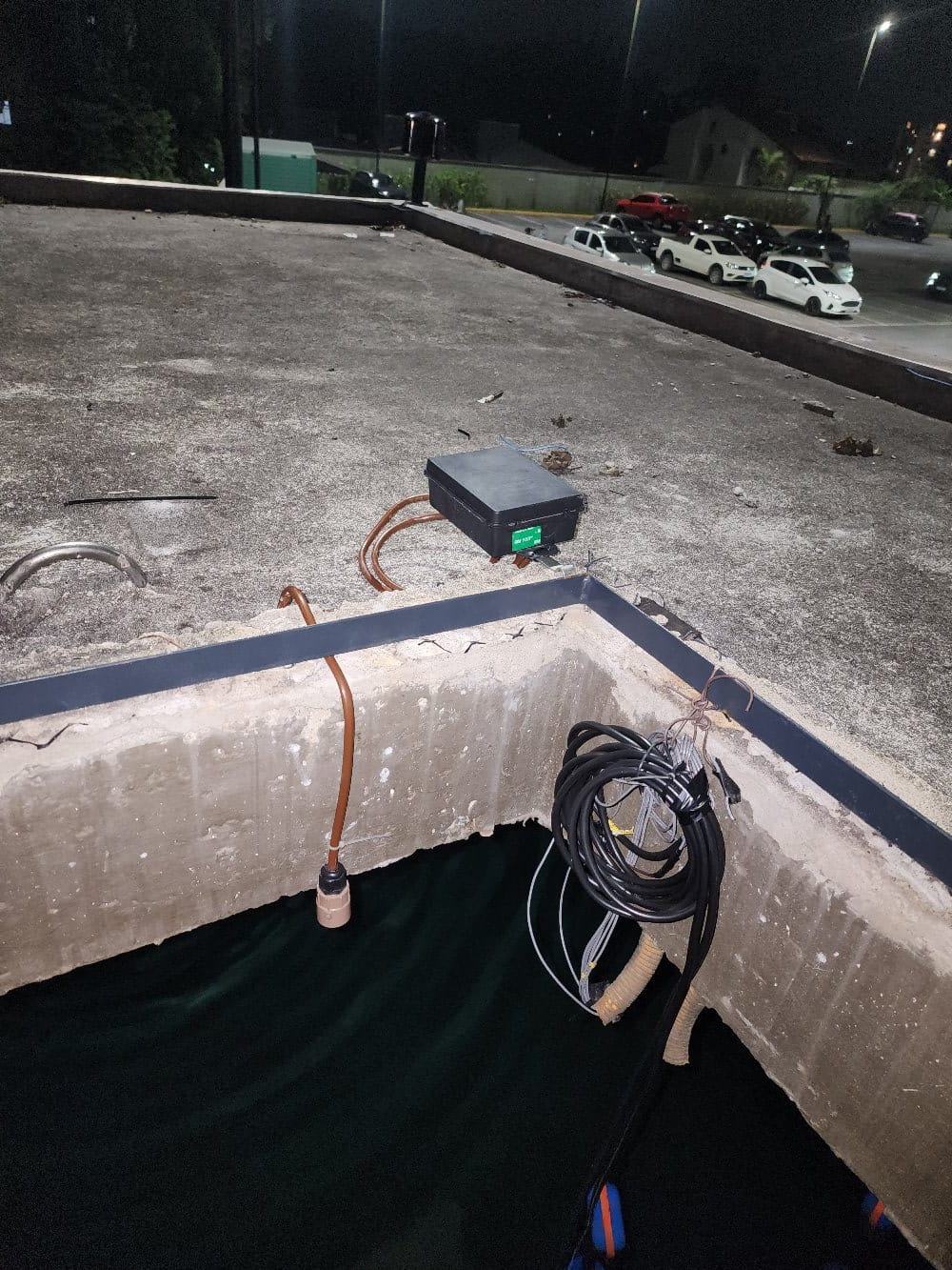 Sensor tipo haste instalado na abertura de inspeção de reservatório de concreto na laje — foto 13