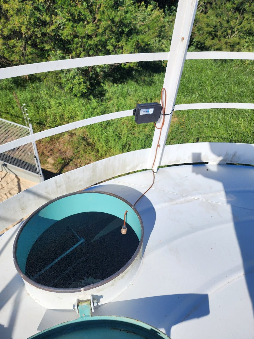 Sensor tipo haste instalado em reservatório de geometria complexa