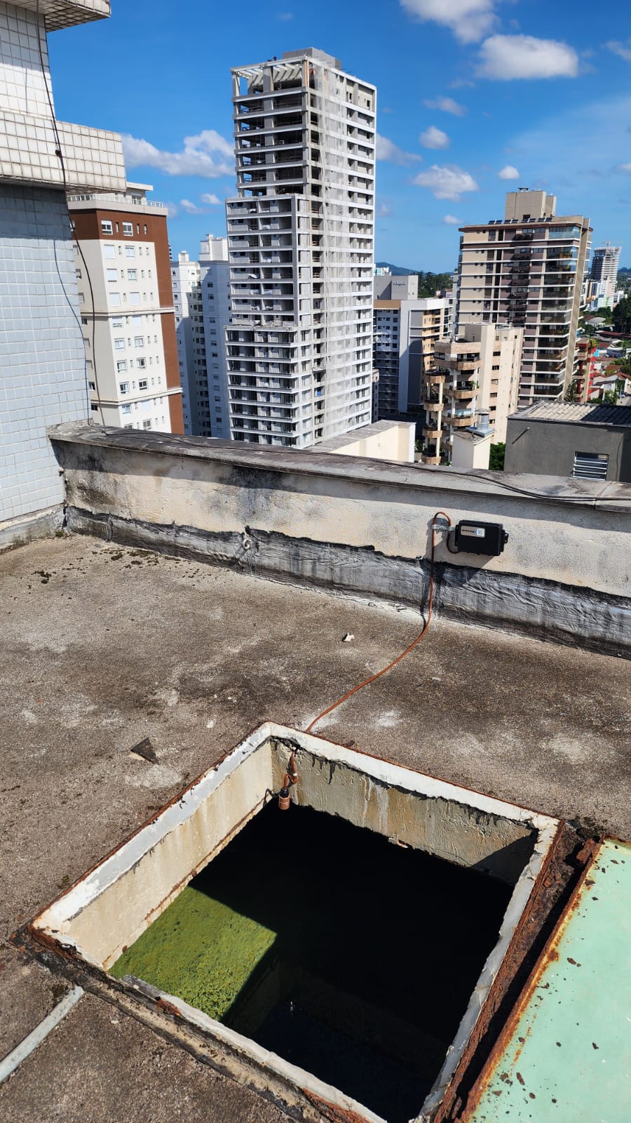 Sensor tipo haste instalado na abertura de inspeção de reservatório de concreto na laje — foto 4