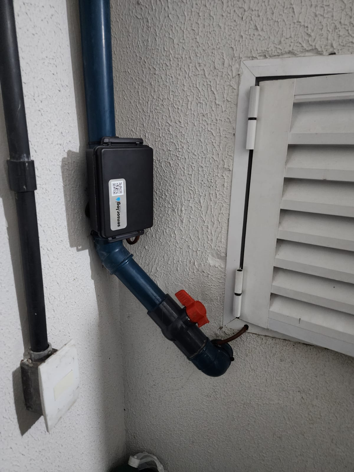 Sensor tipo haste instalado na abertura de inspeção de reservatório de concreto na laje — foto 5