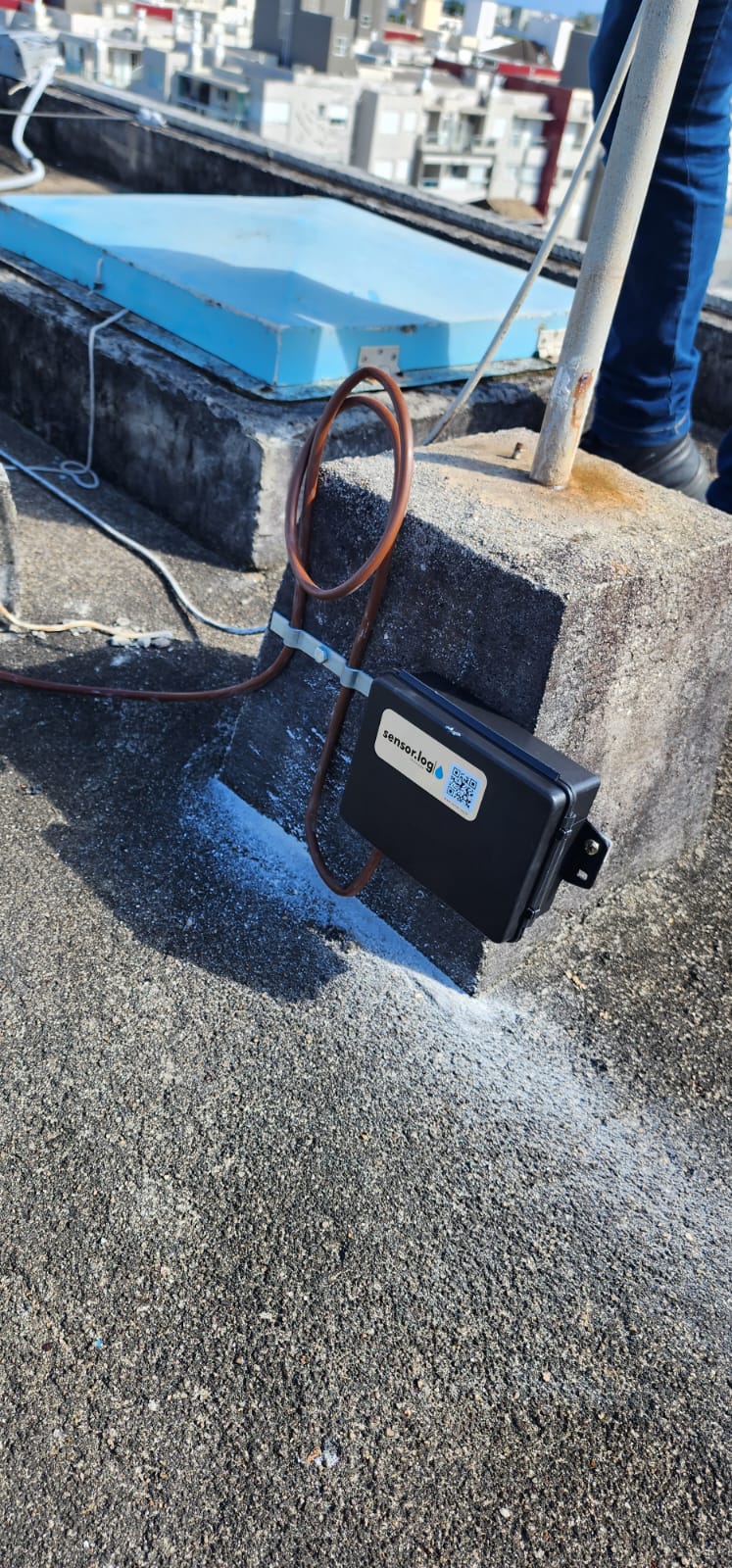 Sensor tipo haste instalado na abertura de inspeção de reservatório de concreto na laje — foto 7