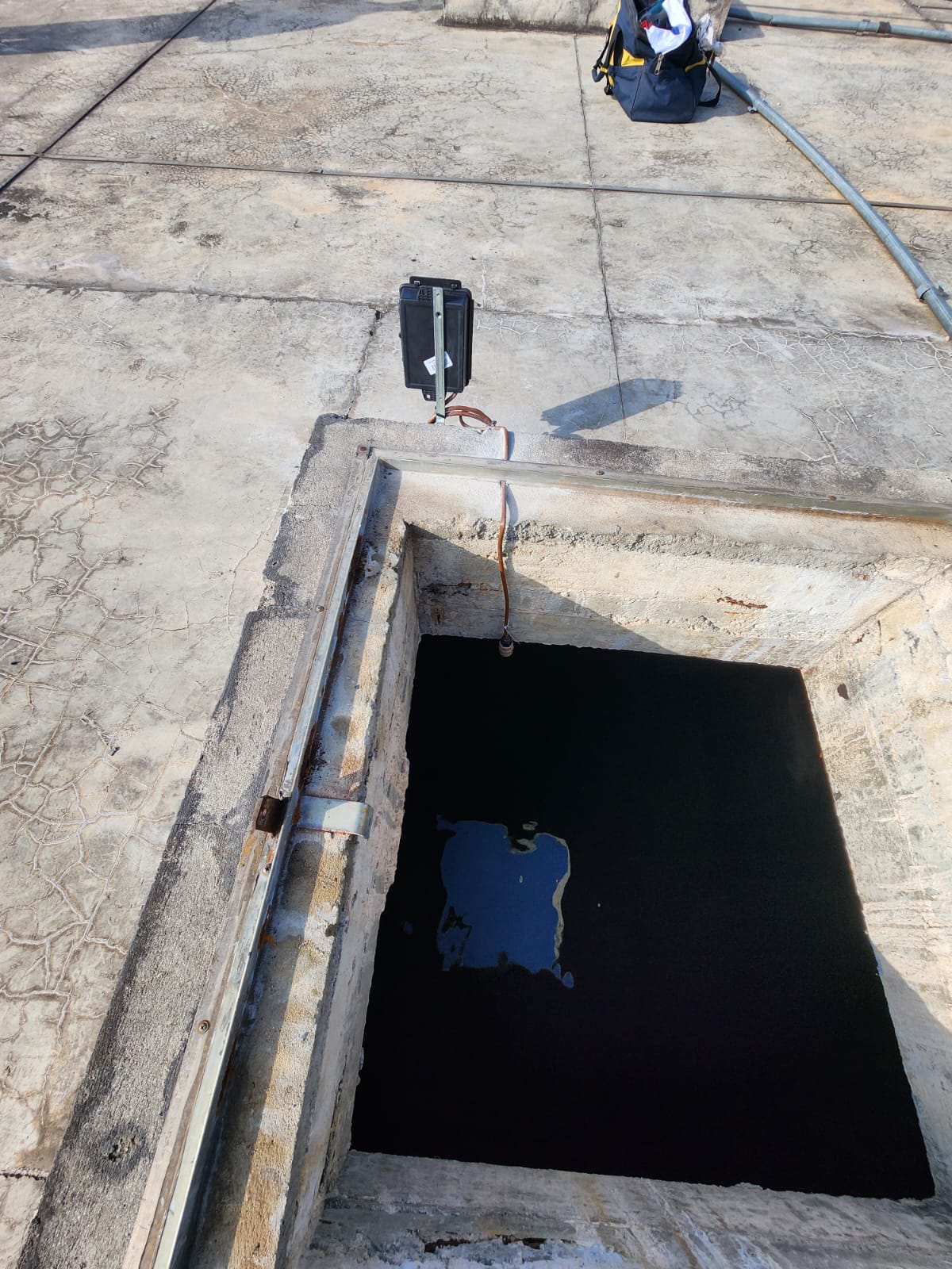 Sensor tipo haste instalado na abertura de inspeção de reservatório de concreto na laje — foto 8
