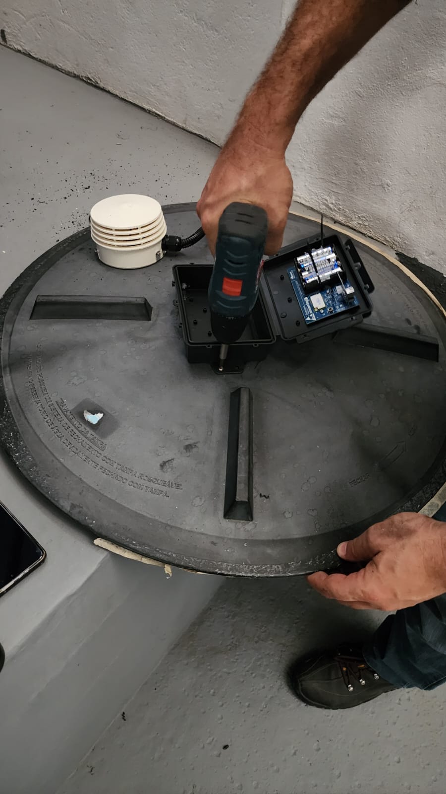 Sensor tipo torre instalado na tampa de inspeção de caixa d'água — foto 2