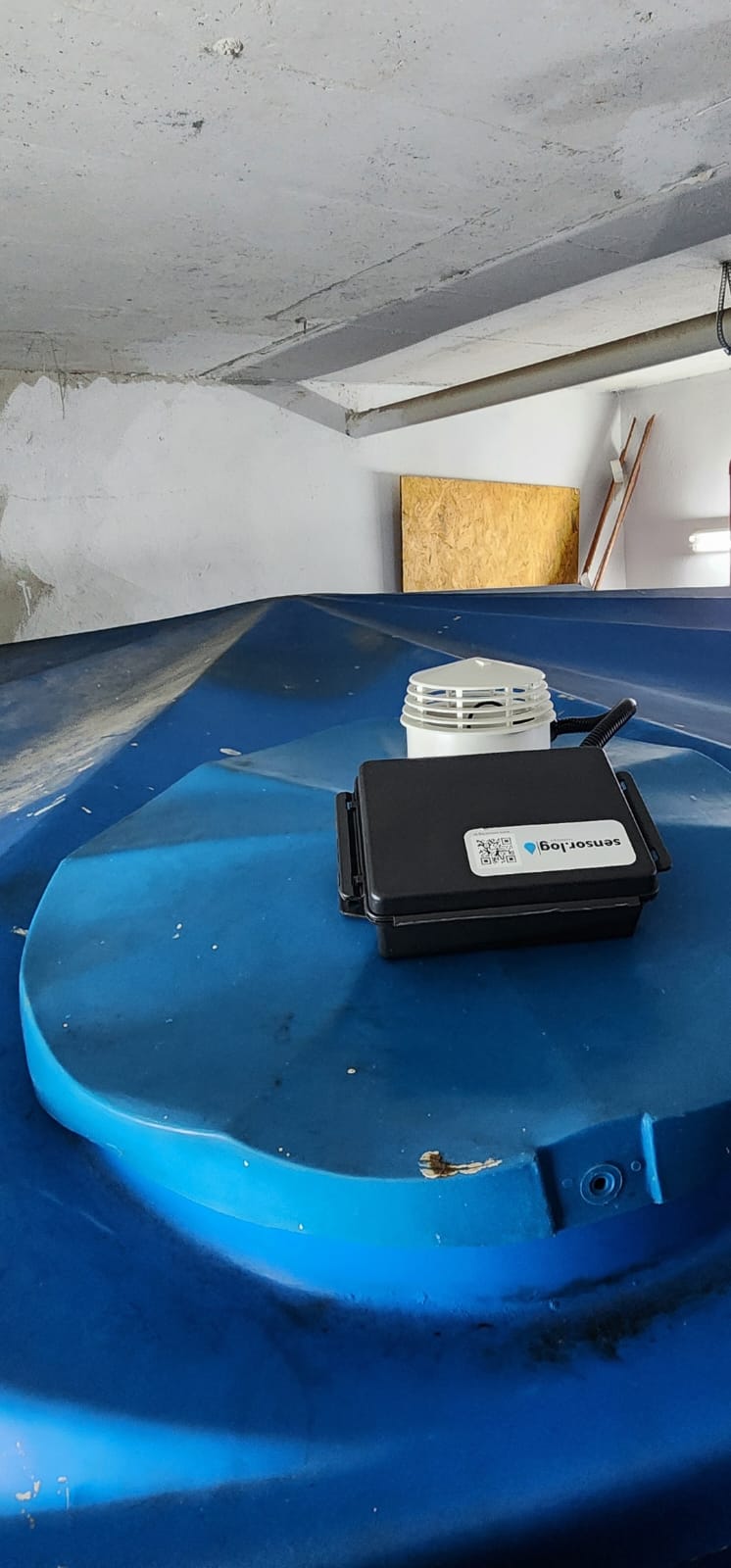 Sensor tipo torre instalado na tampa de inspeção de caixa d'água — foto 3