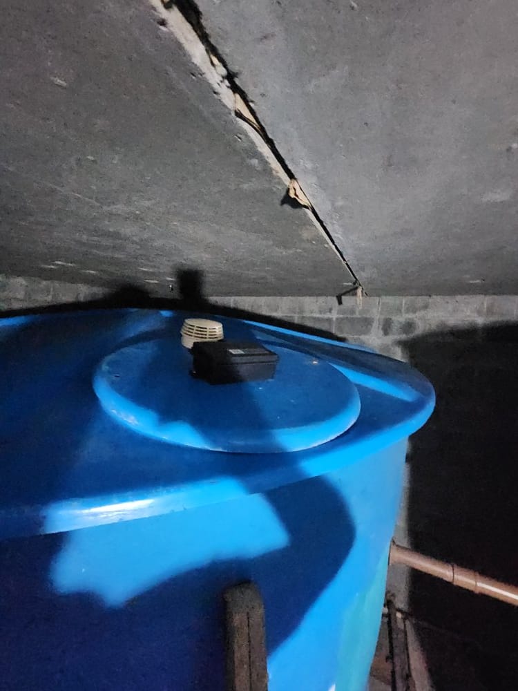 Sensor tipo torre instalado na tampa de inspeção de caixa d'água — foto 7