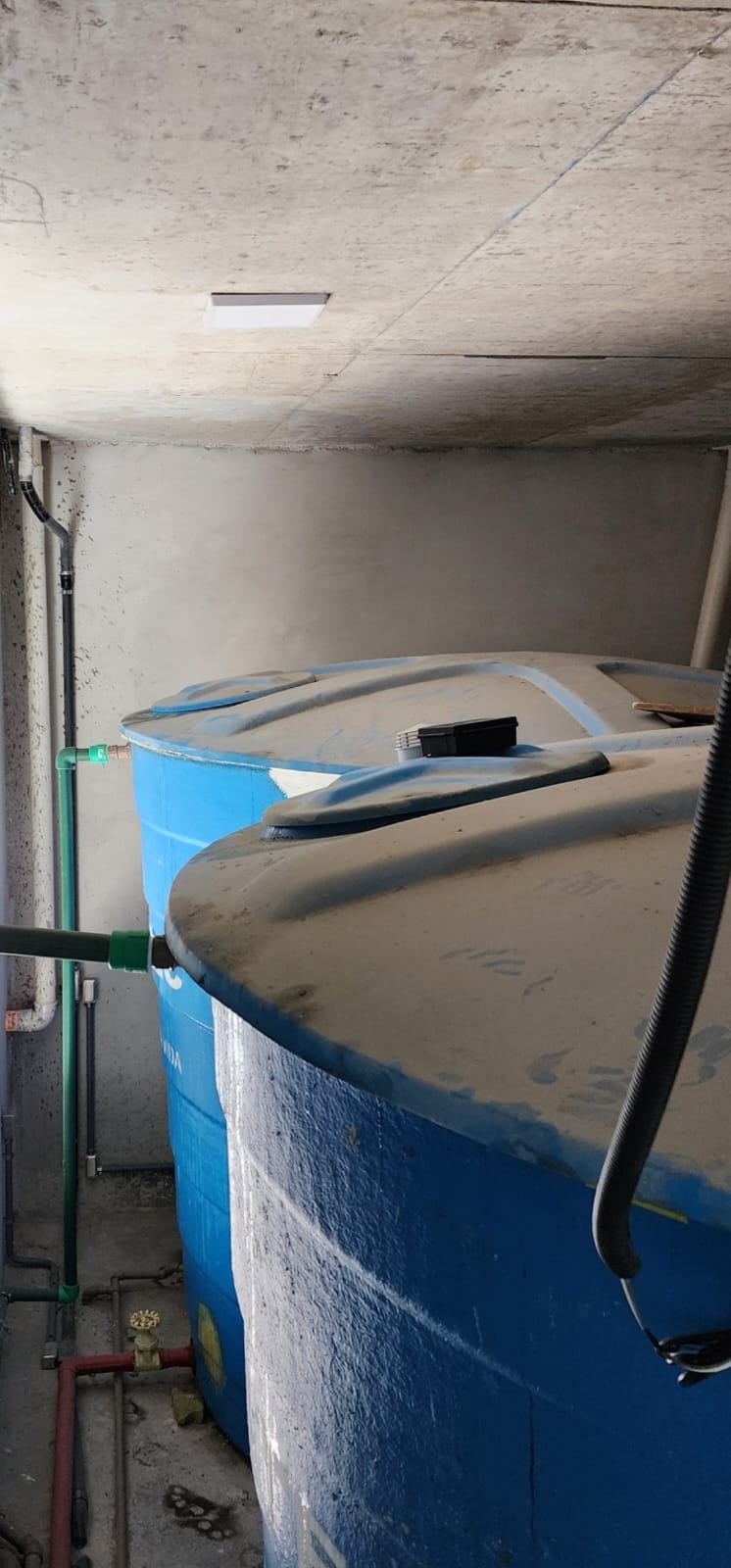 Sensor tipo torre instalado na tampa de inspeção de caixa d'água — foto 9